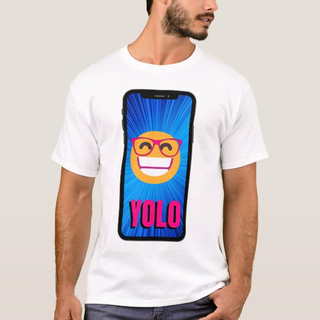 CAMISETA YOLO EMOJI COM OLHOS FELIZES EM UM CELULAR (Frente)