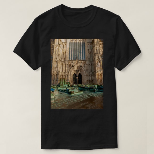 Camiseta York Minster (Catedral) e modelo em primeiro plano (Frente do Design)