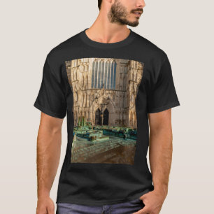 Camiseta York Minster (Catedral) e modelo em primeiro plano