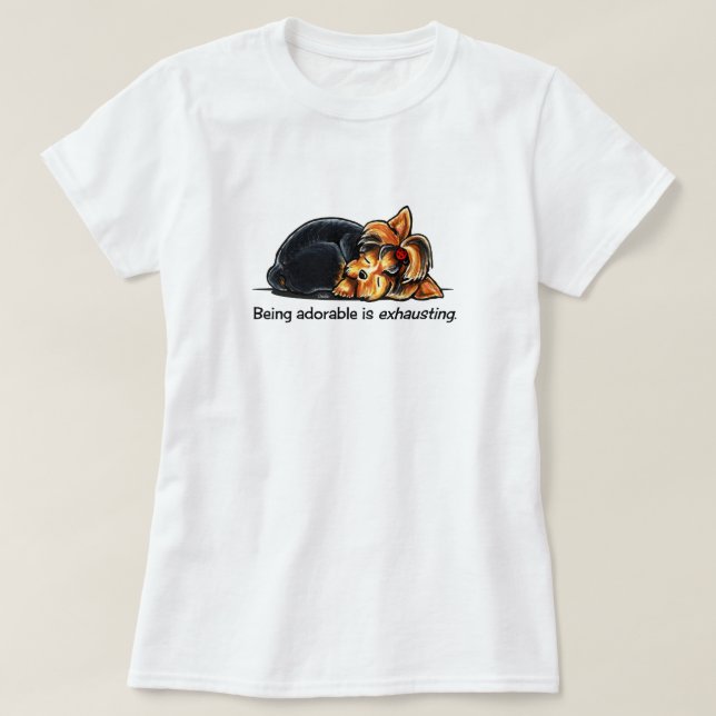 Camiseta Yorkie sendo adorável fora do campo T (Frente do Design)