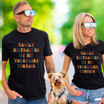 Camiseta Yorkshire Terrier Dog Lover Funny<br><div class="desc">Apresentando nossa camiseta hilária e relacionada "facilmente distraída por My Yorkshire Terrier" - a adição perfeita a qualquer armário de amante de cachorro! Criada com amor por aqueles que simplesmente não resistem ao encanto de seus Terriers Yorkshire, esta camiseta combina humor e estilo em um pacote encantador. A camiseta "facilmente...</div>