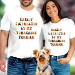 Camiseta Yorkshire Terrier Dog Lover Funny<br><div class="desc">Apresentando nossa camiseta hilária e relacionada "facilmente distraída por My Yorkshire Terrier" - a adição perfeita a qualquer armário de amante de cachorro! Criada com amor por aqueles que simplesmente não resistem ao encanto de seus Terriers Yorkshire, esta camiseta combina humor e estilo em um pacote encantador. A camiseta "facilmente...</div>