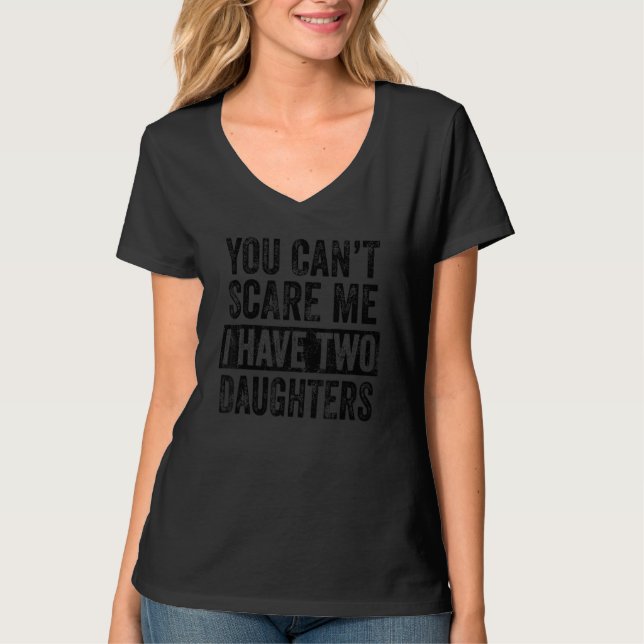 Camiseta You Can't Scare Me I Have Two Daughters  Mom Dad J (Frente)