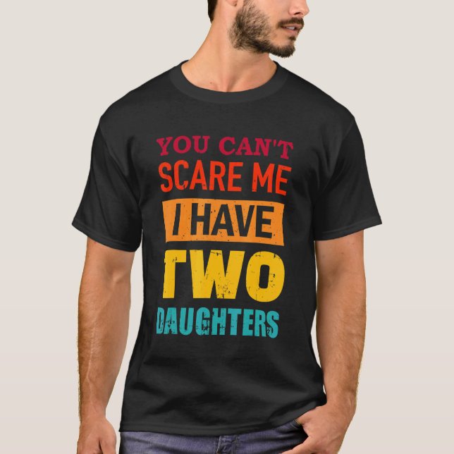 Camiseta You Can't Scare Me I Have Two Daughters Retro  Dad (Frente)