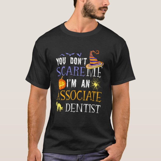 Camiseta You Don't Scare Associate Dentist Halloween Saying (Frente)