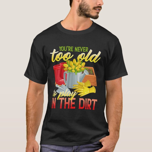 Camiseta You re Never Too Old To Play In The Dirt  Gradenin (Frente)
