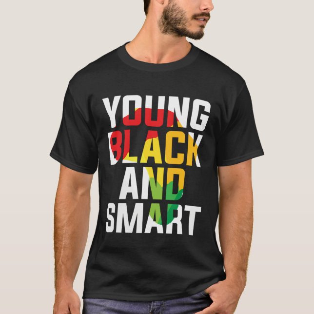 Camiseta Young Black and Smart I Am The Strong African Quee (Frente)