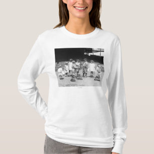 Camiseta Young Boys e meninas no campo de basebol