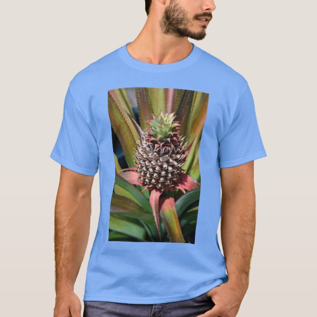 Camiseta Young pineapple growing under the tropical sun ret (Frente)