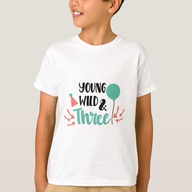 Camiseta Young, Wild & Three – Cute 3rd Birthday Design (Frente)
