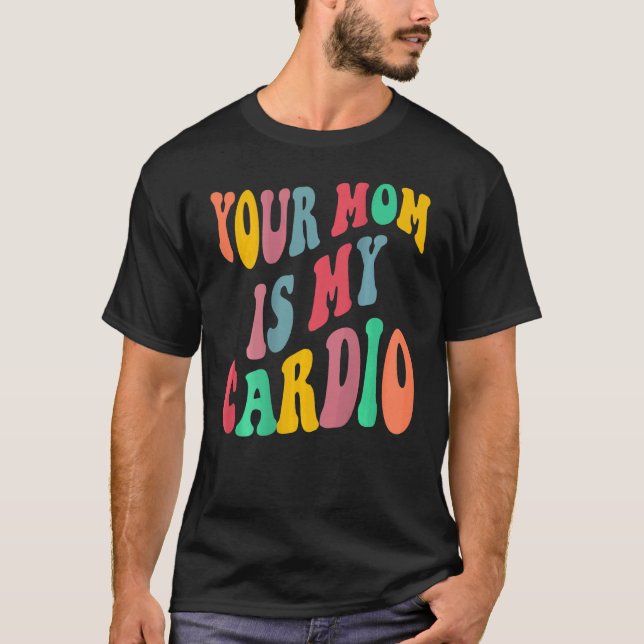 Camiseta YOUR MOM IS MY CARDIO retro groovy on back of (Frente)