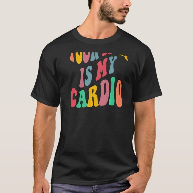 Camiseta YOUR MOM IS MY CARDIO retro groovy on back of   (Frente)