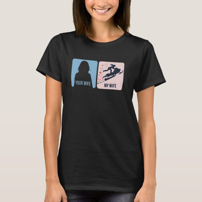 Camiseta Your Wife vs My Wife Snowmobile Adventure (Frente)