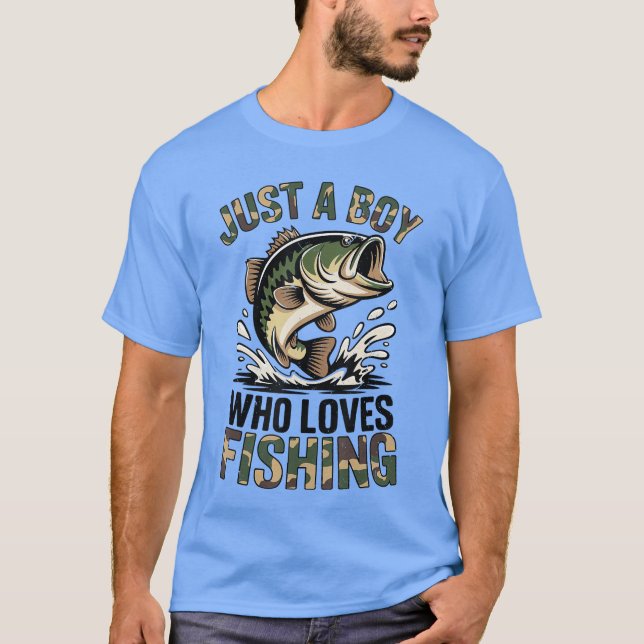 Camiseta Youth Fishing Camo Bass Fish Just A Boy Who Loves  (Frente)