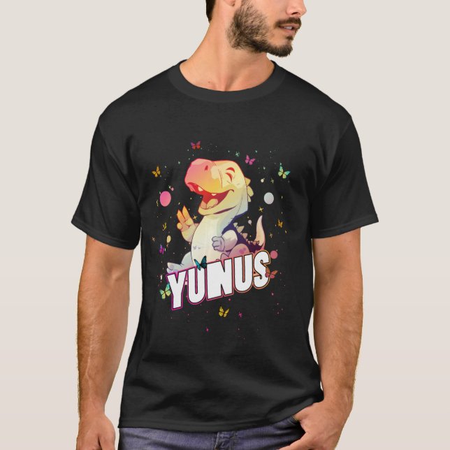 Camiseta YUNUS - Nome do Menino Bonito com Dinossauro Giro (Frente)