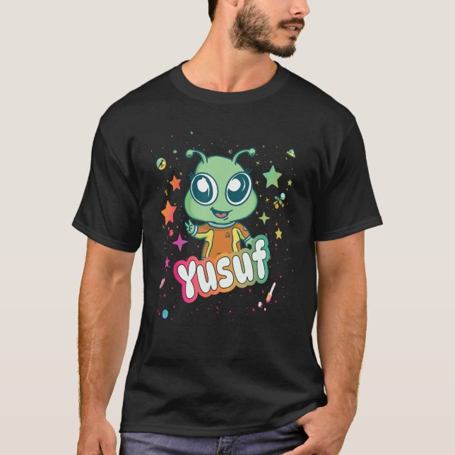 Camiseta YUSUF - Nome de Menino Bonito com Alienígena Bonit (Frente)