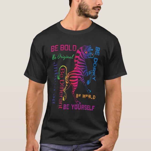 Camiseta Zebra Graphic Ser Negrito Seja Você Mesmo Estranho (Frente)