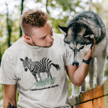 Camiseta Zebra na ilustração realista da grama<br><div class="desc">Este gráfico apresenta uma ilustração de uma zebra em algum capim verde e está pronto para ser personalizado com seu próprio slogan ou mensagem abaixo.</div>