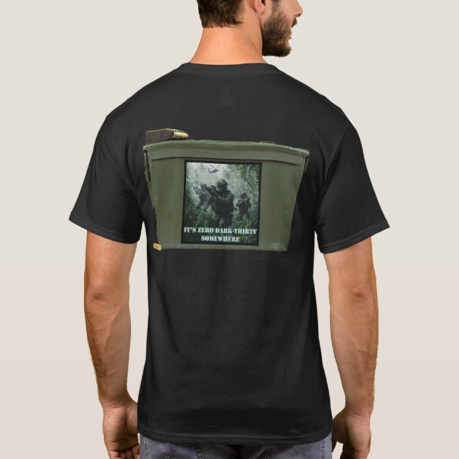 Camiseta zero escuro trinta em algum lugar onde a munição d (Verso)