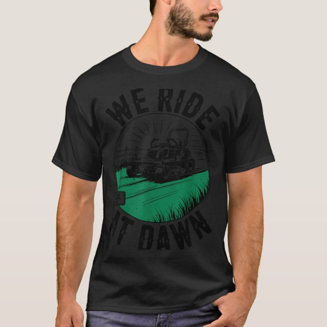 Camiseta Zero-turn Lawn Mower We Ride At Dawn Funny Dad Mow (Frente)