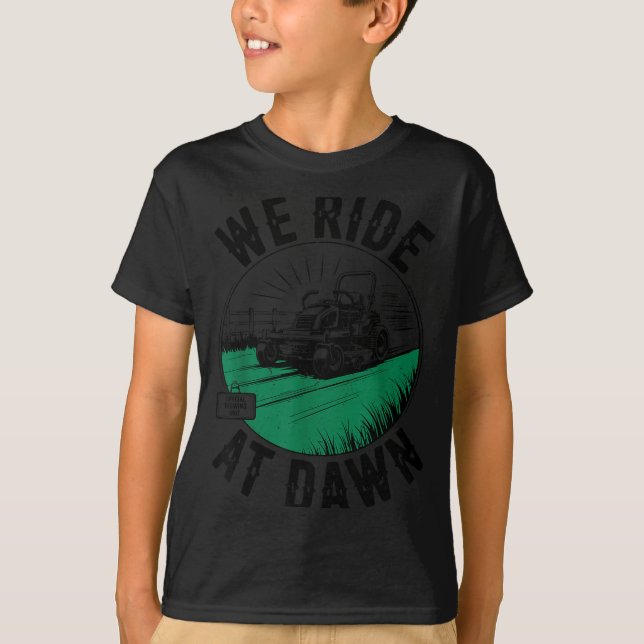 Camiseta Zero-turn Lawn Mower We Ride At Dawn Funny Dad Mow (Frente)