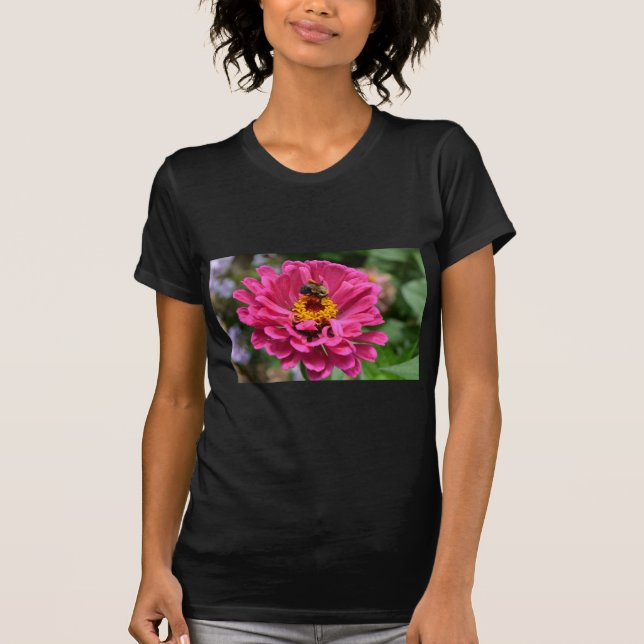 Camiseta Zinnia rosa e abelha-lombo (Frente)
