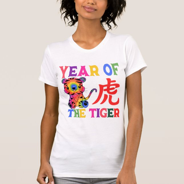 Camiseta Zodíaco Chinês - Ano do Tigre no Arco-Íris (Frente)