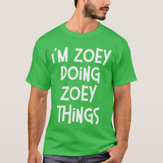 Camiseta Zoey Fazendo Coisas de Zoey Engraçado Aniversário