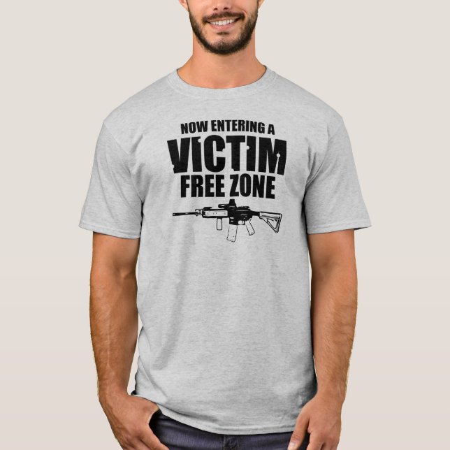 Camiseta Zona franca AR15 da vítima (Frente)