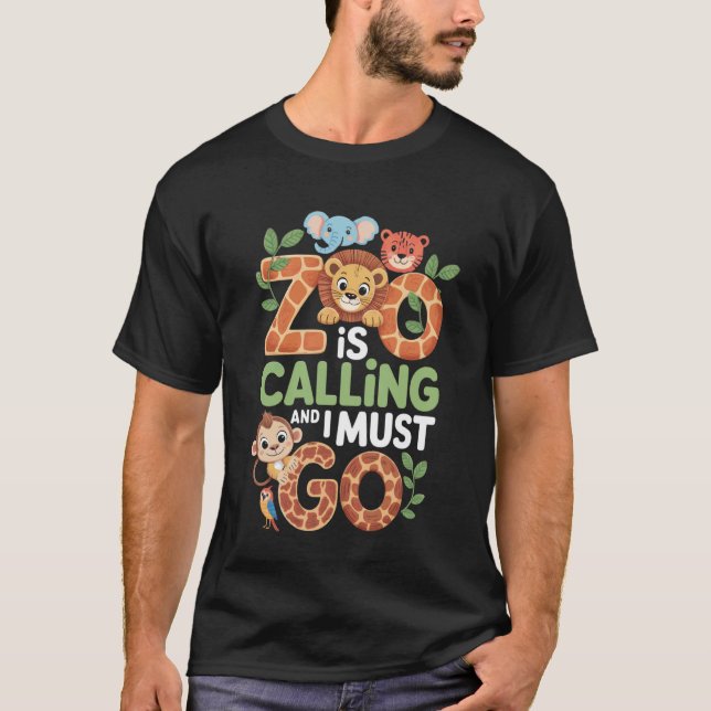 Camiseta Zoo Is Calling I Must Go Zoo Trip Zoo Keeper Wildl (Frente)