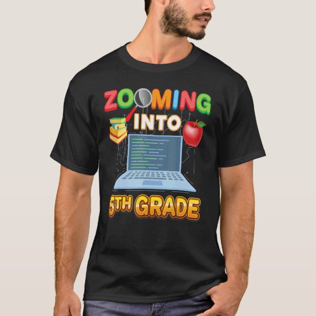 Camiseta Zooming Into 5th Grade Fifth Virtual Student Learn (Frente)