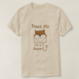 Camisetas Confie em mim sou um Doutor