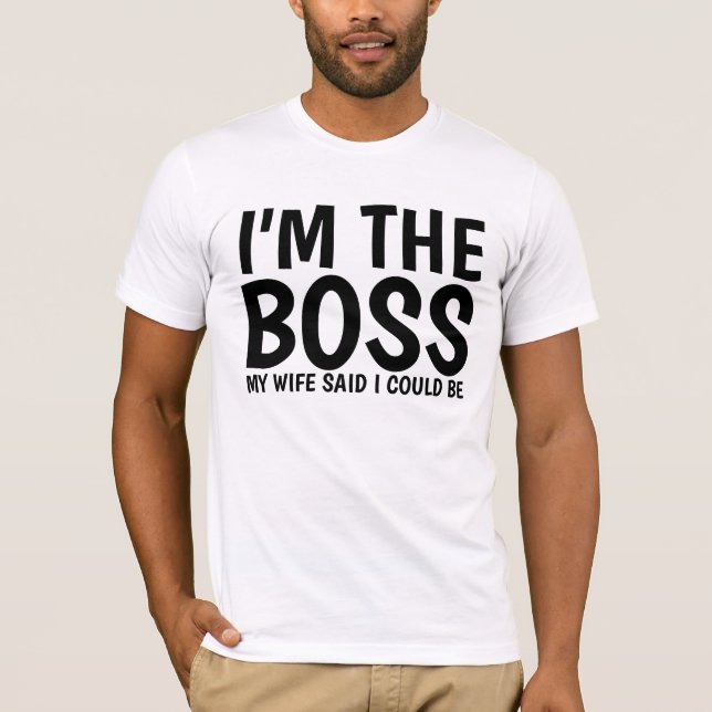 Camisetas DE MARIDO, EU SOU A MULHER DO CHEFE DISS (Frente)