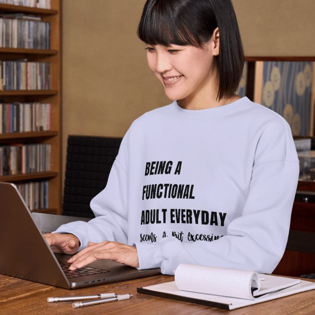 Camisetas doces femininas engraçadas e relacionáve (Being A Functional Adult Everyday Seems A Bit Excessive Sweatshirt)