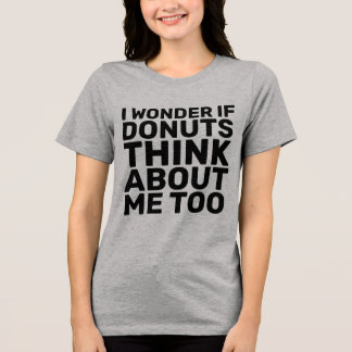 Camisetas EU ME PERGUNTO SE OS DONUTS PENSAM EM MI