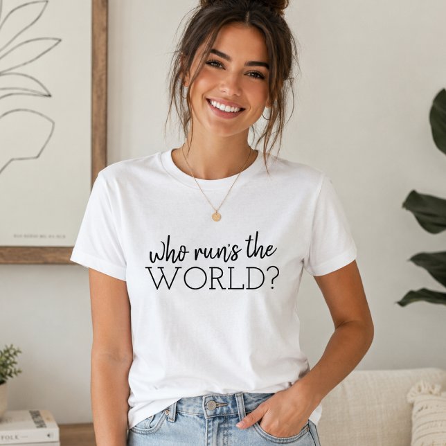 Camisetas Feministas | Quem Comanda o Mundo Gráfic (Feminist who runs the world T-shirt with bold lettering for confident everyday outfits.)