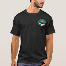 Camisetas masculinas escuras com letras laranjas