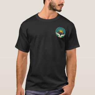 Camisetas masculinas escuras com letras laranjas