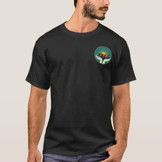 Camisetas masculinas escuras com letras laranjas