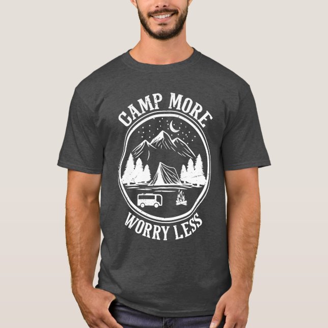 Campe mais, preocupe menos camiseta de camping men (Frente)