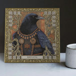 Campo Nome Personalizado do Animal Espírito Corvo<br><div class="desc">Pássaro Animal Espírito Crow Personalizado Encantado Mergulhe em um reino místico com nosso Azulejo cerâmico personalizado Encantado Espírito Crow. Um corvo magnífico, adorado com joias tribais, é a peça central, incorporando harmonia simétrica e a energia vibrante da estética Happycore e Carpet Punk. A nobre estatura do corvo, realçada por tons...</div>