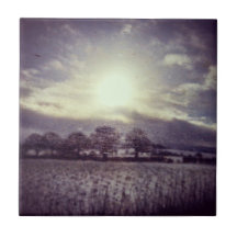 Campos de inverno e colinas da janela do trem