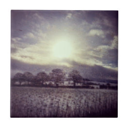 Campos de inverno e colinas da janela do trem