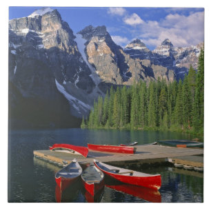Canadá, Alberta, Lago Moraine. Canoas vermelhas ag