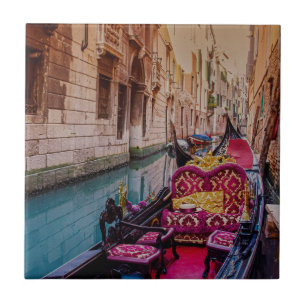 Canal com gondola tradicional em Veneza, Itália