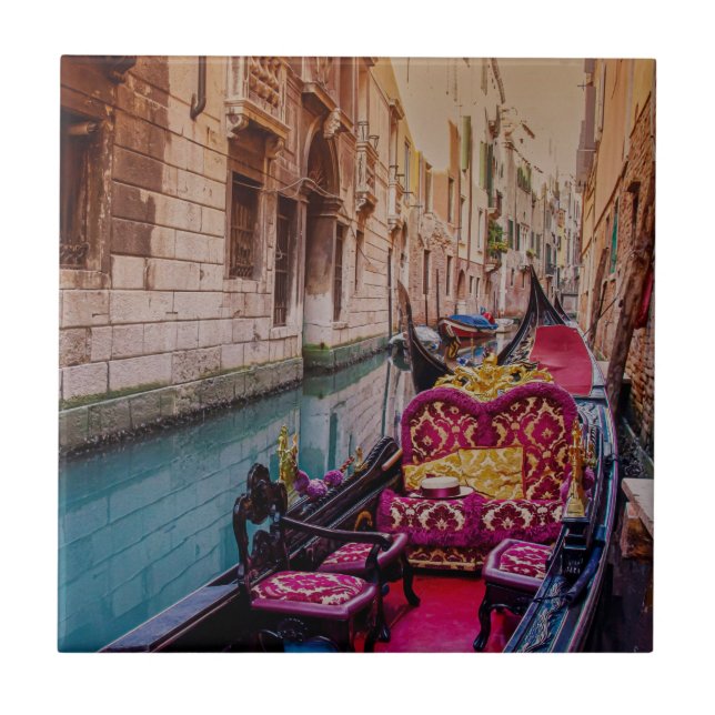 Canal com gondola tradicional em Veneza, Itália (Frente)