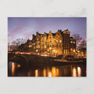 Canal de Amsterdã fica no cartão postal do crepúsc