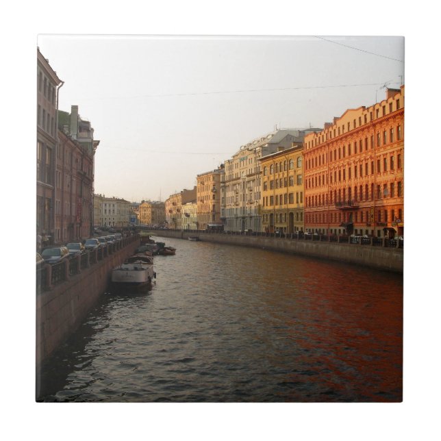 Canal em St Petersburg, Rússia (Frente)