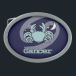 Cancer azul a fivela de cinto da astrologia do<br><div class="desc">Cancer "fivela de cinto grega da astrologia do caranguejo" com símbolos e características do cancerian. O quarto sinal do cancer do zodíaco do 22 de junho ao 22 de julho. Ordenado pela lua. Projetado excepcionalmente por Sarah Trett.</div>