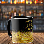Caneca 100º aniversário nome de ouro negro arco elegante<br><div class="desc">Elegante,  clássico,  glamouroso e feminino. Um arco e fita coloridos de ouro com brilho e brilho de ouro,  um pouco de brilho e luxo para um presente ou guarnição de 100 anos. Fundo preto. Modelos para seu nome,  100 anos e data de nascimento. Texto curvo e letras de ouro</div>